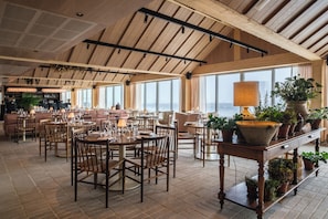 朝食、ランチ、ディナーに営業 (地中海料理)