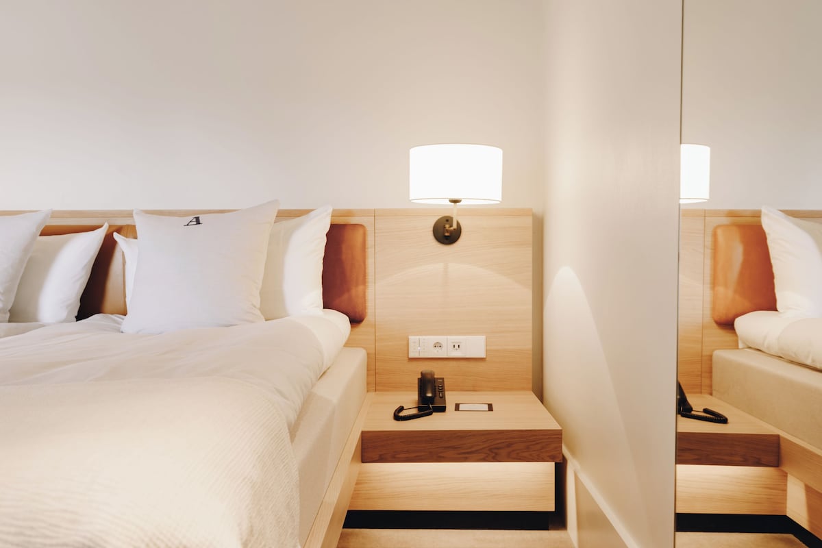 Ropa de cama de alta calidad, colchones con pillow-top y minibar 
