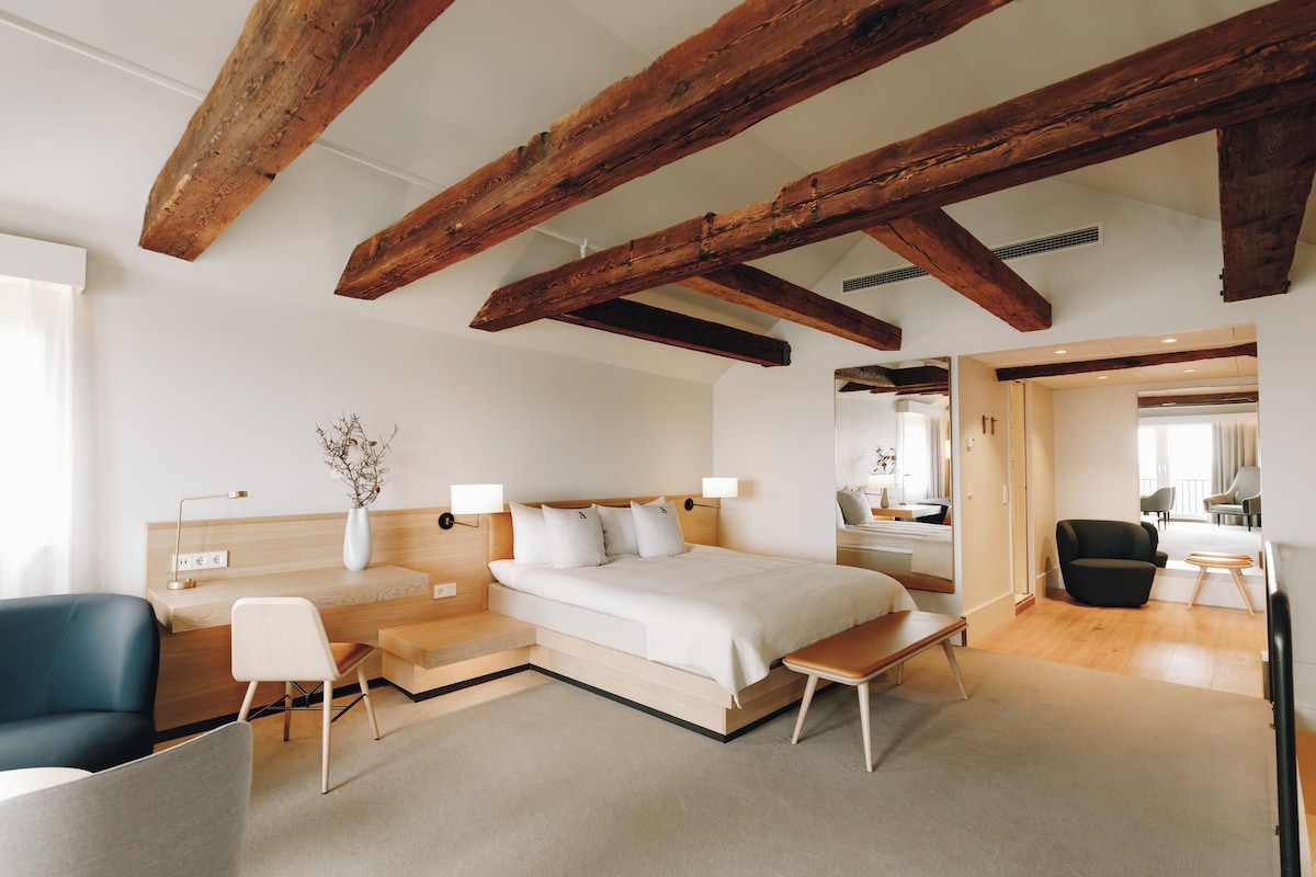 Ropa de cama de alta calidad, colchones con pillow-top y minibar 