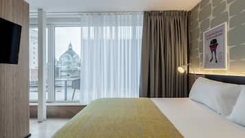 Penthouse, 1 Bedroom, Kitchen | 1 bedroom, in-room safe, blackout drapes, iron/ironing board