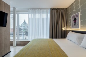 Penthouse, 1 Bedroom, Kitchen | In-room safe, blackout drapes, iron/ironing board, free WiFi