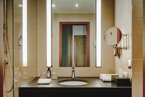 Shower, perlengkapan mandi gratis, pengering rambut, dan jubah mandi