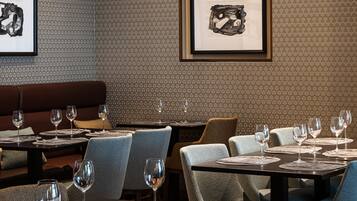 Tägliches Frühstücksbuffet (24 EUR pro Person)