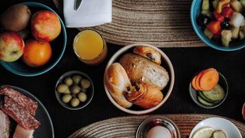 Tägliches Frühstücksbuffet gegen Gebühr