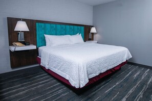 ستائر تعتيم ومكواة/لوح كي وخدمة الإنترنت وملاءات أسرّة