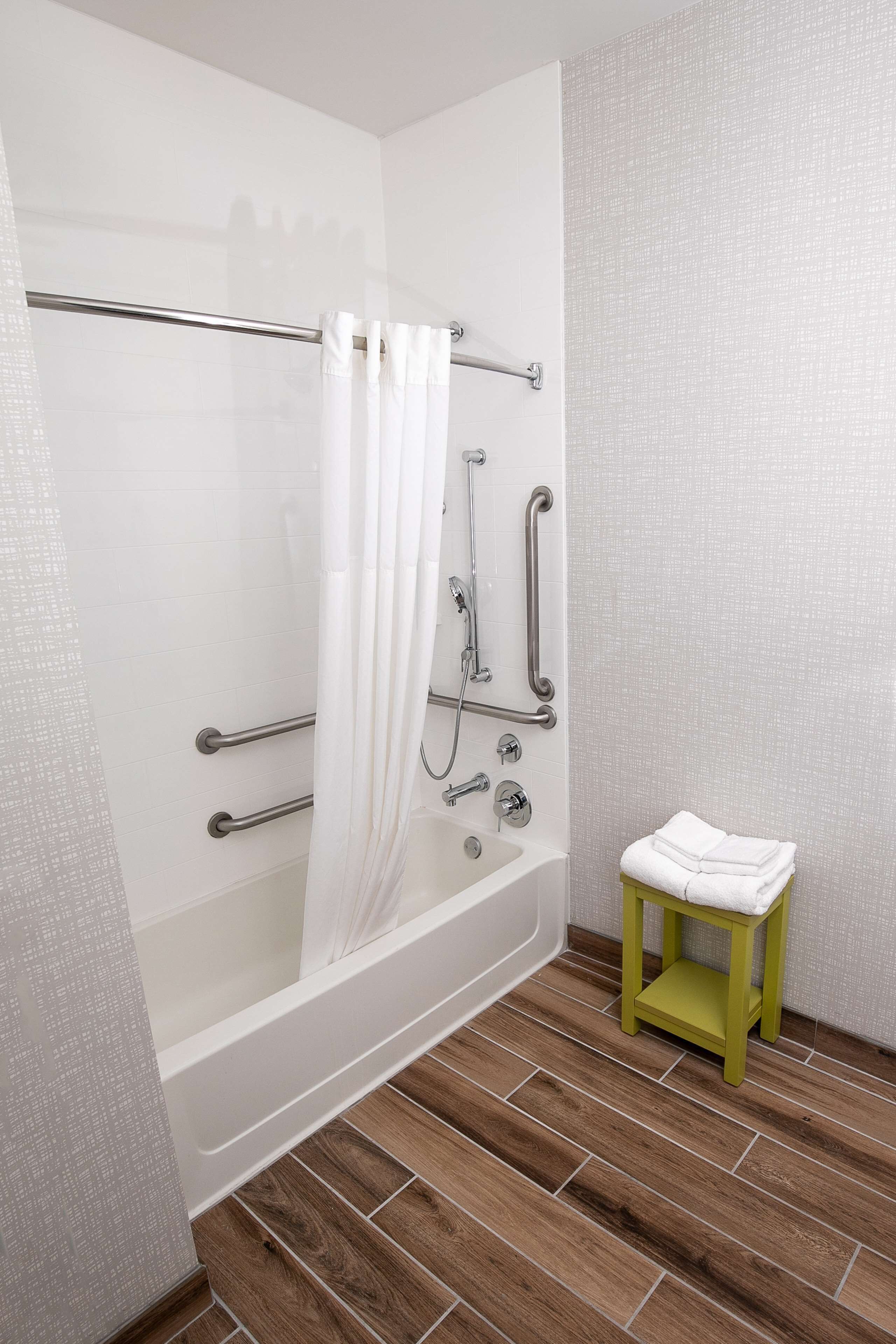 room, 1 queen bed, accessible | bathroom | hair dryer, towels