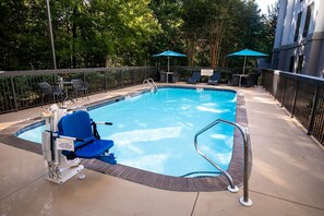 Piscine extérieure, parasols de plage, chaises longues