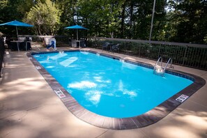 حمّام سباحة خارجي، مظلات على حمّام السباحة، مقاعد للتشمس