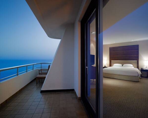 Premium bedding, down comforters, minibar, in-room safe