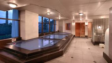 Couples treatment rooms, sauna, body treatments, aromatherapy