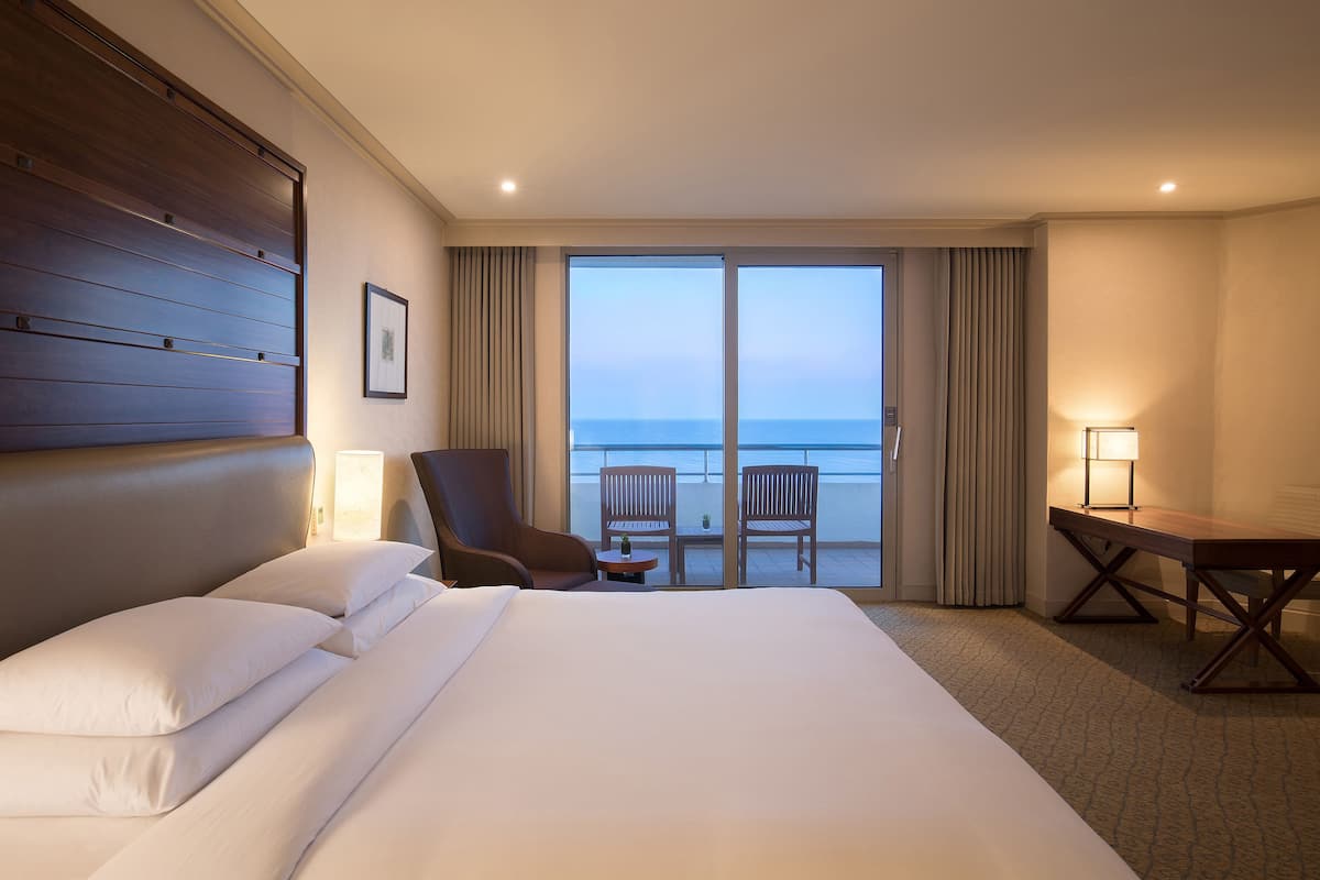 Premium bedding, down comforters, minibar, in-room safe