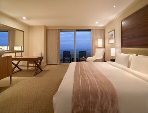 Luxe beddengoed, donzen dekbedden, een minibar, een kluis op de kamer