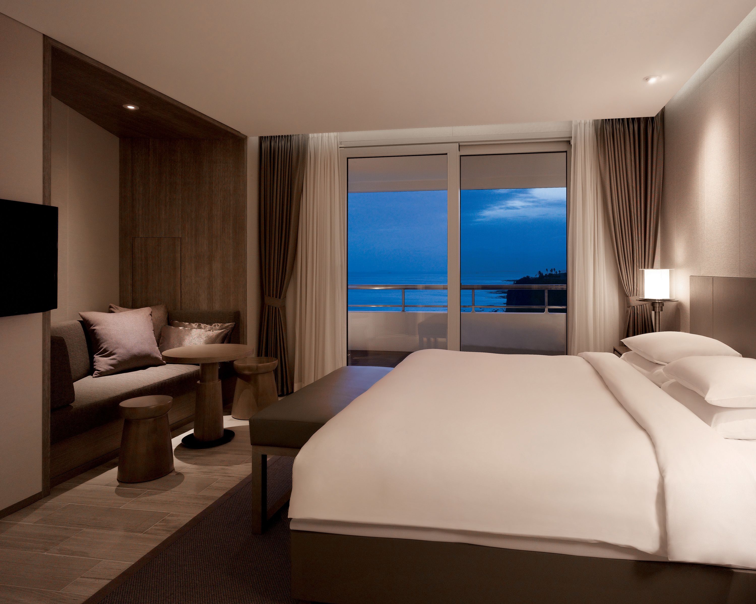 Hochwertige Bettwaren, Daunenbettdecken, Minibar, Zimmersafe