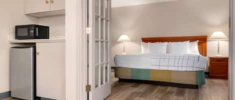 Suite, 1 King Bed, Non Smoking | Premium bedding, minibar, desk, laptop workspace