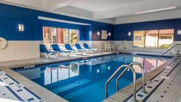 Innenpool, geöffnet von 09:00 Uhr bis 22:00 Uhr, Liegestühle