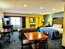 Ropa de cama de alta calidad y caja de seguridad en la habitación 