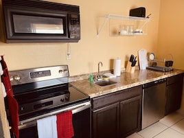 Geladeira, micro-ondas, cafeteira/chaleira