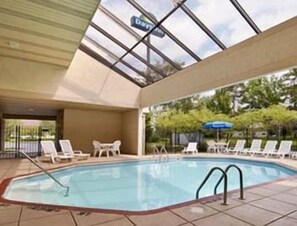 Outdoor pool - Knights Inn Cleveland (Cleveland)