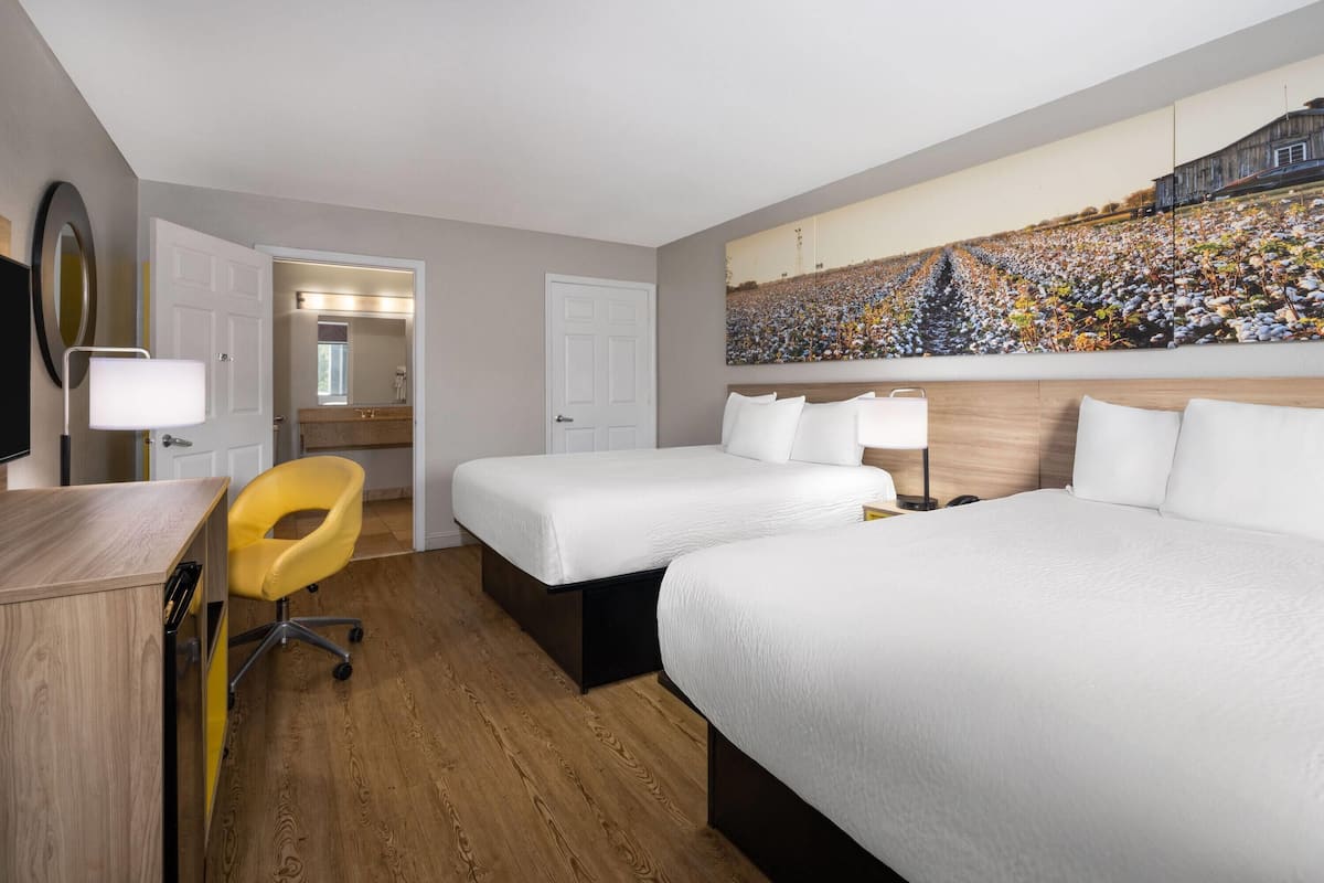 客房, 2 张双人床, 无障碍, 无烟房 | 高档床上用品、加厚床垫、客房内保险箱、办公桌