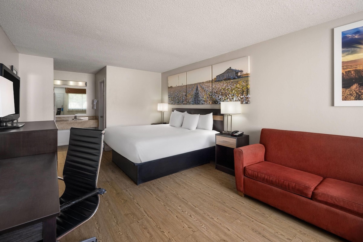 商务客房, 1 张特大床 | 高档床上用品、加厚床垫、客房内保险箱、办公桌