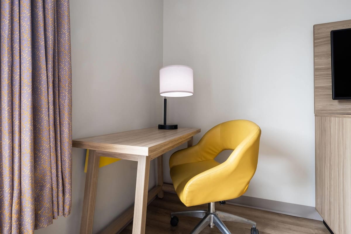 华丽客房, 1 张特大床, 无障碍, 无烟房 (Mobility, Roll-In Shower) | 高档床上用品、加厚床垫、客房内保险箱、办公桌