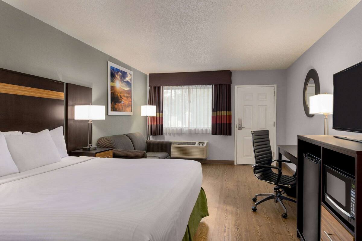 Premium bedding, pillowtop beds, in-room safe, desk