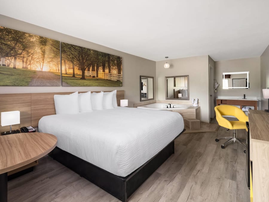 Studio Suite, 1 King Bed, Non Smoking | Jetted tub