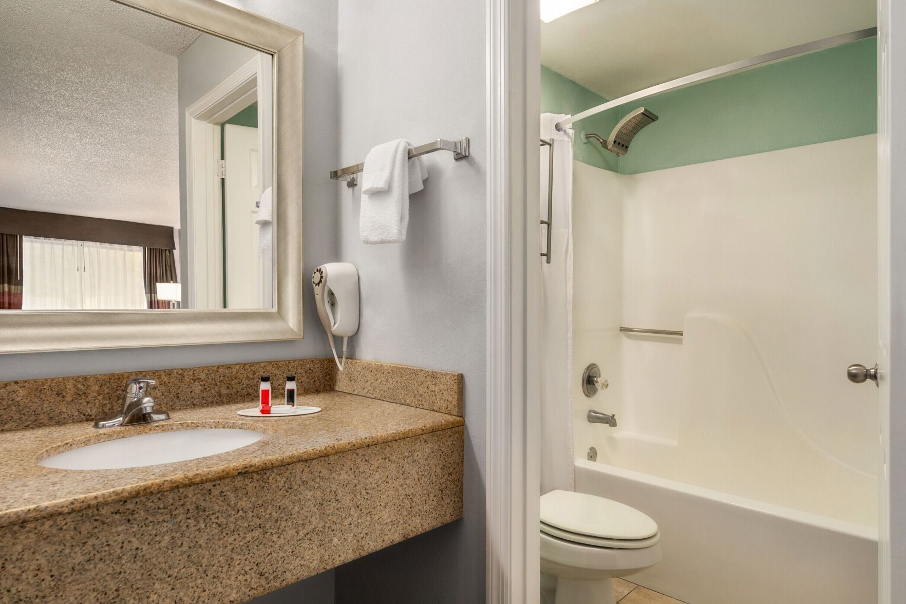 Bathroom | Combined shower/tub, free toiletries, hair dryer, towels