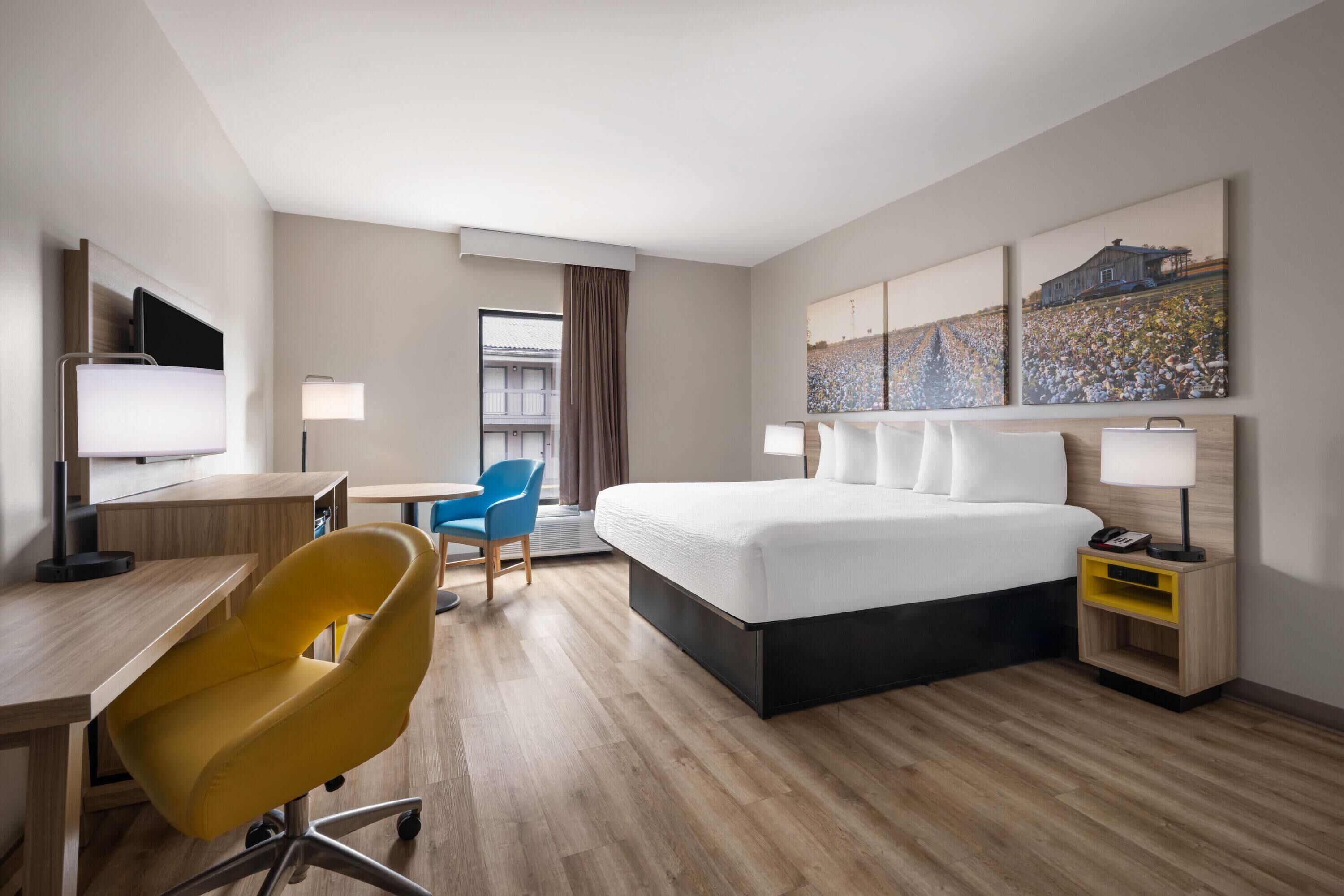 Deluxe Room, 1 King Bed, Non Smoking | Premium bedding, pillowtop beds, in-room safe, desk