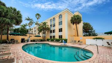 Außenpool, Liegestühle