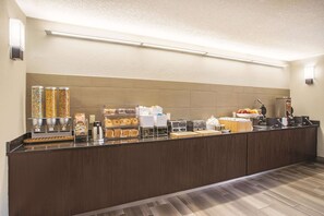 Free daily buffet breakfast - La Quinta Inn & Suites by Wyndham Fort Lauderdale Tamarac (Fort Lauderdale)