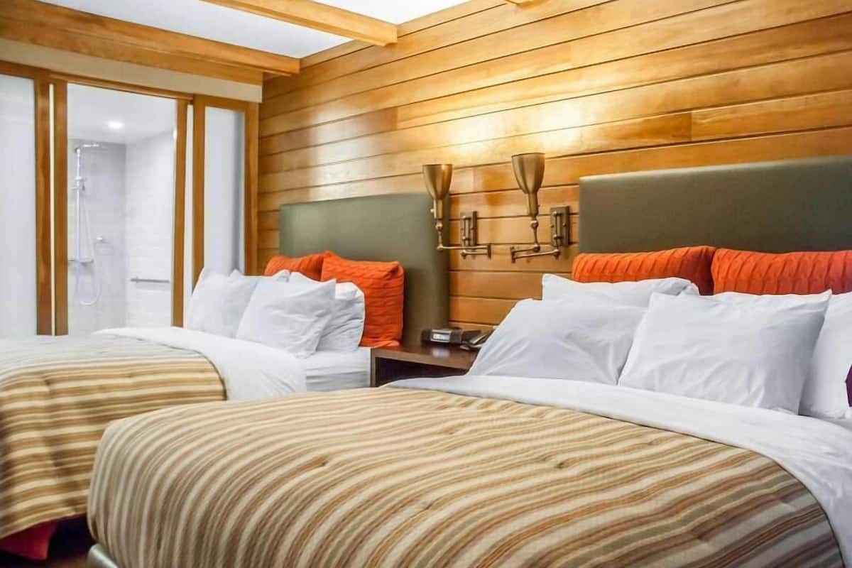 Desk, laptop workspace, iron/ironing board, free WiFi