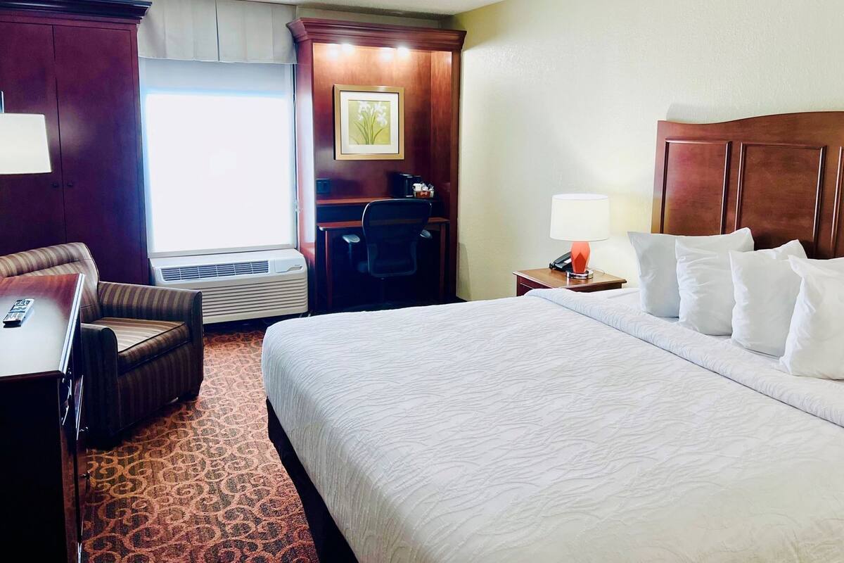 Desk, laptop workspace, iron/ironing board, free cribs/infant beds