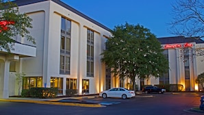 A modern hotel building with large windows and a parking lot. - Hampton Inn Norfolk/Chesapeake (Greenbrier Area) (Chesapeake)