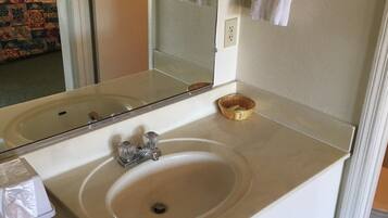 Kombinasi shower/bathtub dan perlengkapan kamar mandi ramah lingkungan