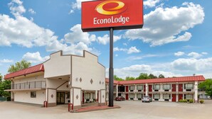 A motel with a prominent EconoLodge sign, a two-story building with a red roof, and a parking lot. - Econo Lodge Chattanooga Northeast - Ooltewah (Chattanooga)