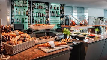 Bữa sáng buffet hàng ngày (17 EUR/mỗi người)