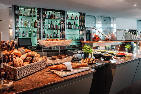 Se ofrece un desayuno bufé todos los días (17 EUR por persona)