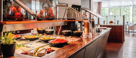 Desayuno buffet diario (EUR 17 por persona)
