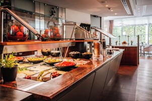 Se ofrece un desayuno bufé todos los días (por un coste adicional)