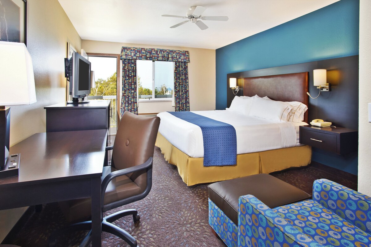 Standard Room, 1 King Bed | Premium bedding, desk, blackout curtains, iron/ironing board