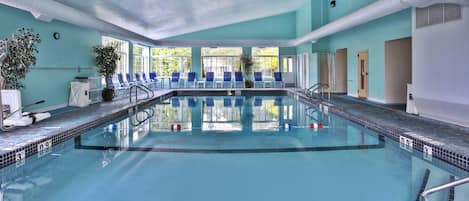 Indoor pool, sun loungers