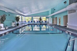 Una piscina cubierta, tumbonas
