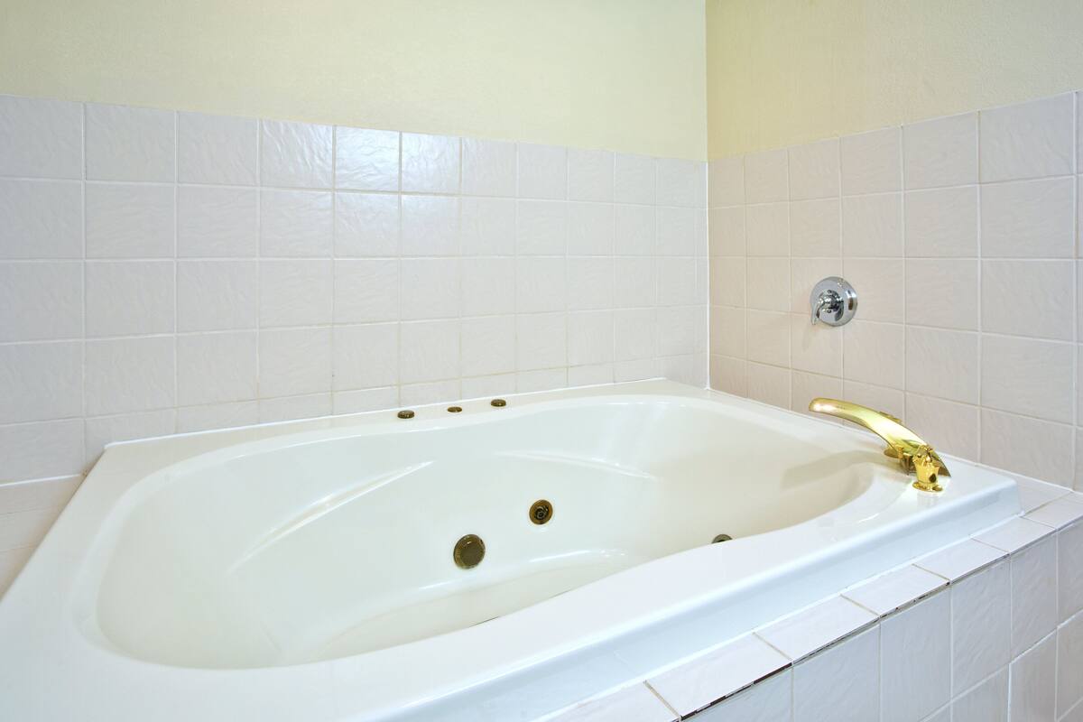 Standard Room, 1 King Bed, Jetted Tub | Premium bedding, desk, blackout curtains, iron/ironing board