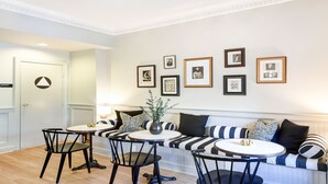 Lounge - Dupont Circle Embassy Inn by FOUND (Washington)