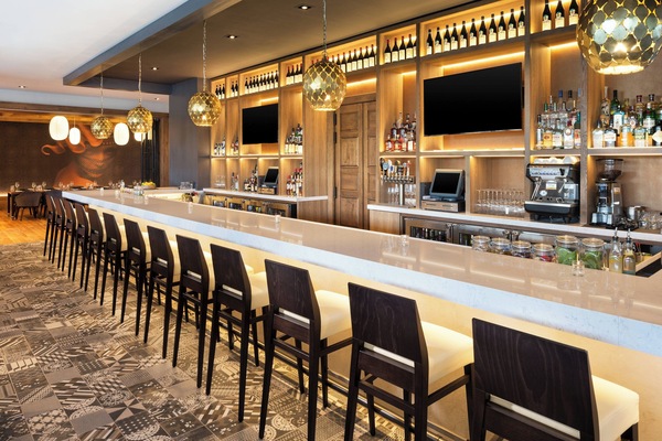 2 restaurants; breakfast, lunch, and dinner served