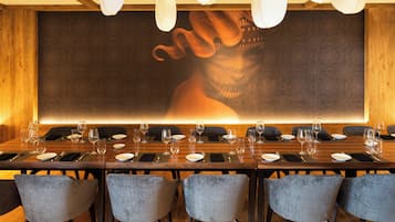 2 restaurants, breakfast, lunch, dinner served; American cuisine