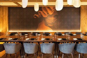 2 Restaurants, Frühstück, Mittagessen, Abendessen, amerikanische Küche