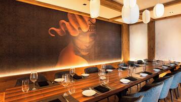 2 restaurants, breakfast, lunch, dinner served; American cuisine