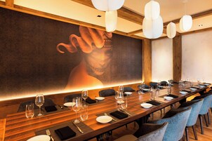 2 restaurants, breakfast, lunch, dinner served; American cuisine